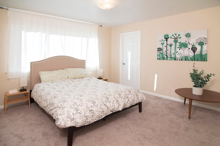 Chumba cha kulala chenye starehe na kitanda kizuri zaidi. Viti vya usiku vinajumuisha plagi rahisi kufikia kwa chaja zako. 