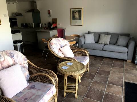 Top performing Airbnb: Daily Red Kite Feeding/Pool - Countryside Lodge in Hampshire