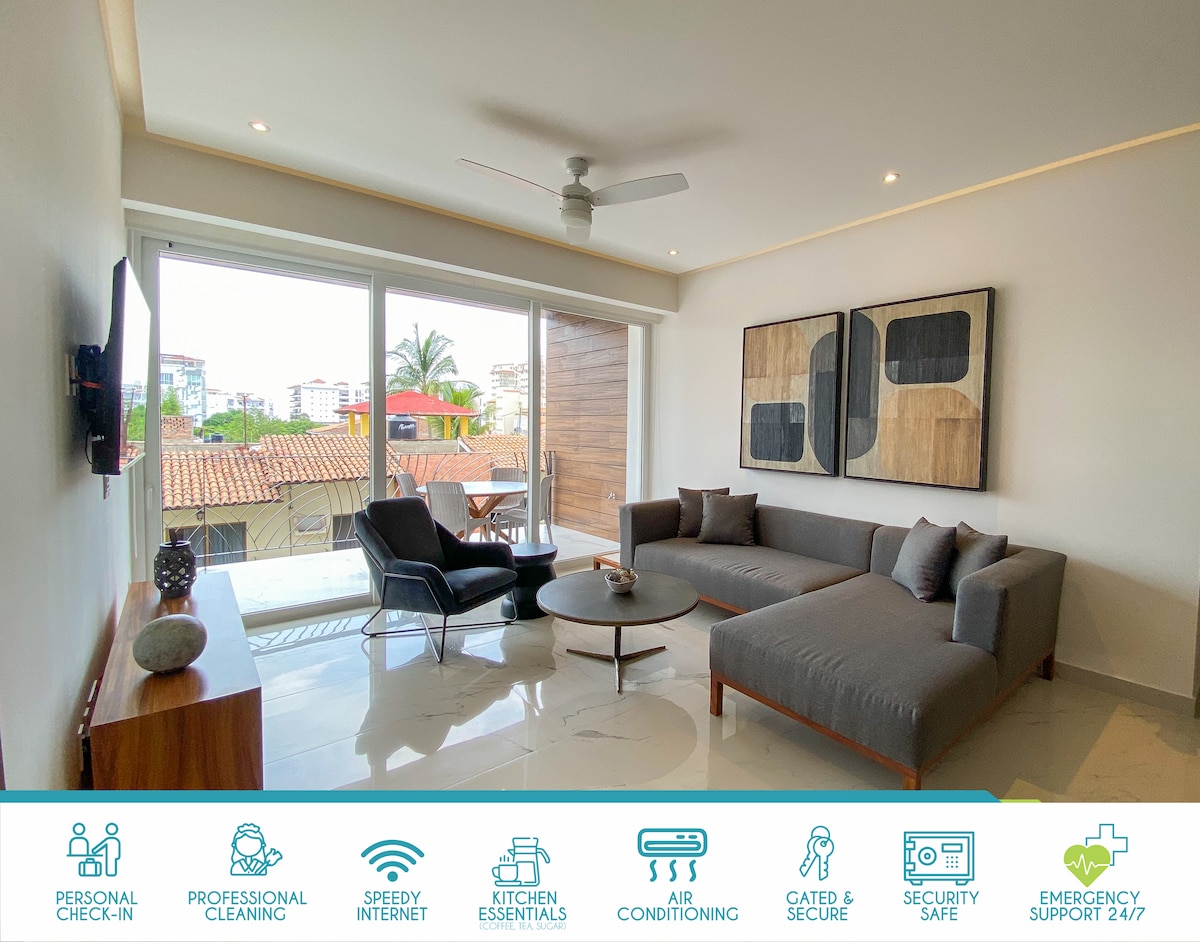 Top performing Airbnb: NEW large balcony, hot tub, gym in Puerto Vallarta