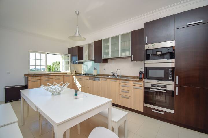 Sintra 4BR Villa + Pool | Golf, Family, Long Stays gallery image 3