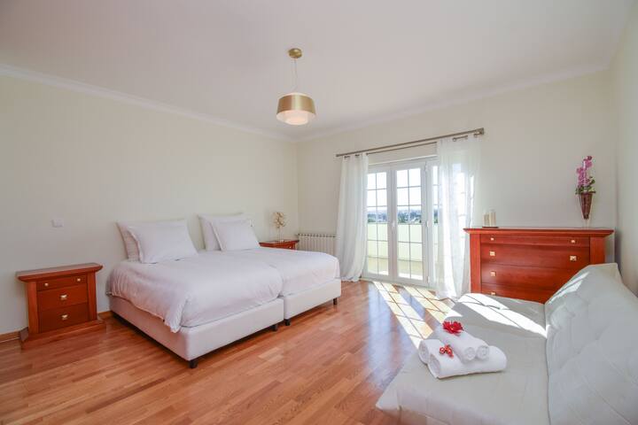 Sintra 4BR Villa + Pool | Golf, Family, Long Stays gallery image 4