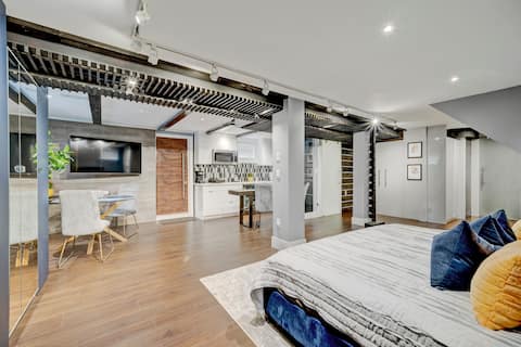 Top Airbnb: Newly renovated stylish apartment close to Airport in Mississauga