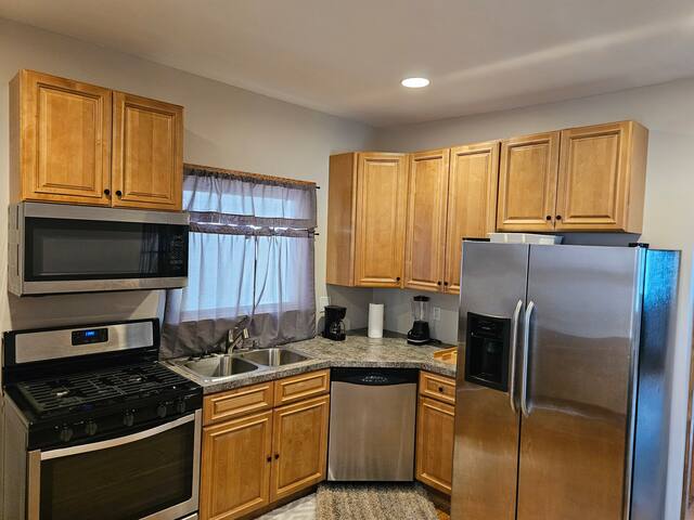 Cheerful 5 Bedroom, 3 Baths gallery image 5