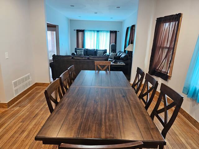 Cheerful 5 Bedroom, 3 Baths gallery image 4