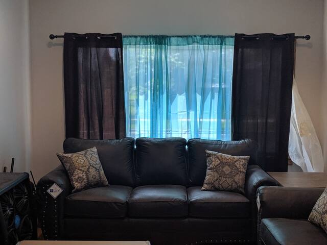 Cheerful 5 Bedroom, 3 Baths gallery image 2