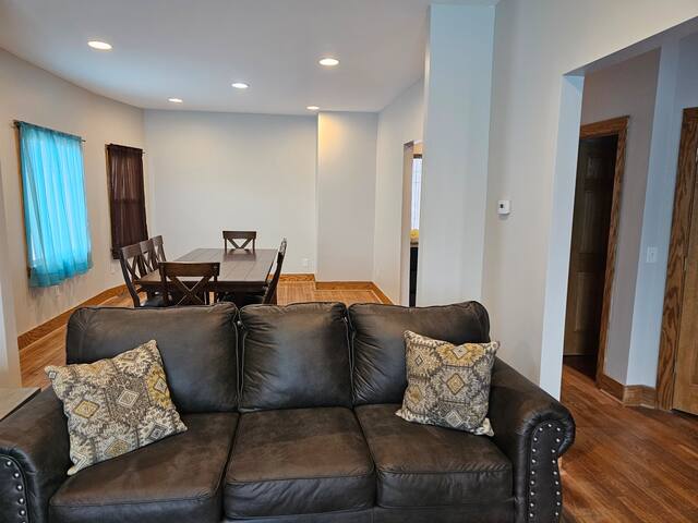 Cheerful 5 Bedroom, 3 Baths gallery image 3