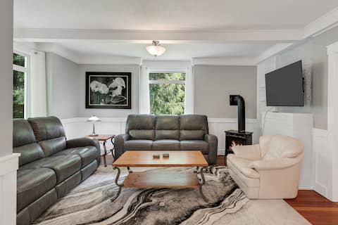 2 bedroom Vacation House with Hot Tub!