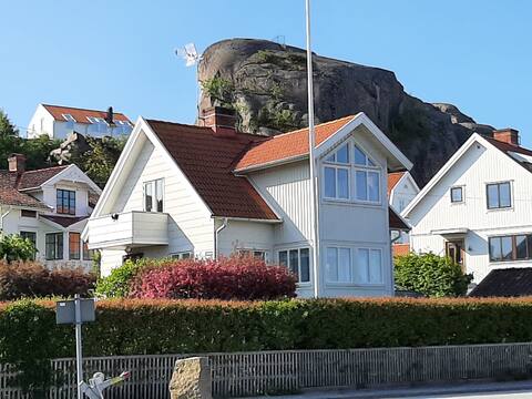Large house+guest house with private toilet/shower sea view