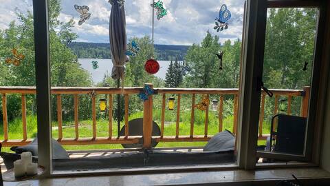 Cheerful lakefront log home on beautiful Big Lake