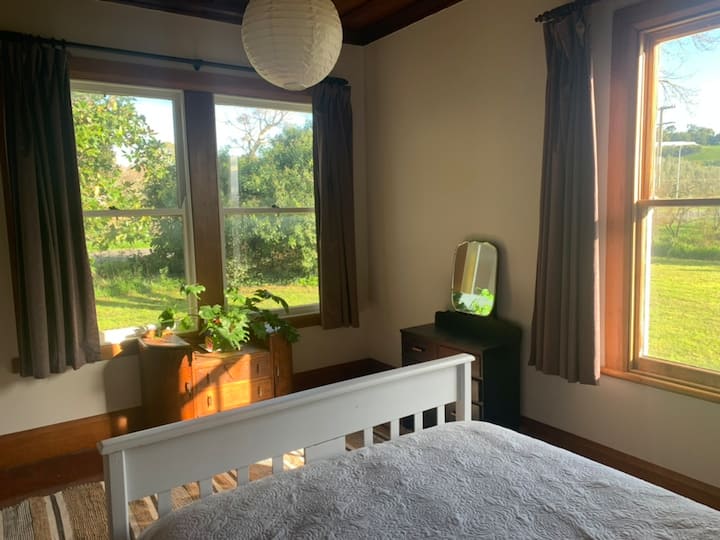 Cama tamaño queen en la habitación delantera. Amplios dormitorios espaciosos.