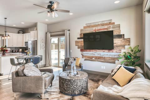 Top Airbnb: King beds/ Waffle bar/ River access/ Game room in Four Corners