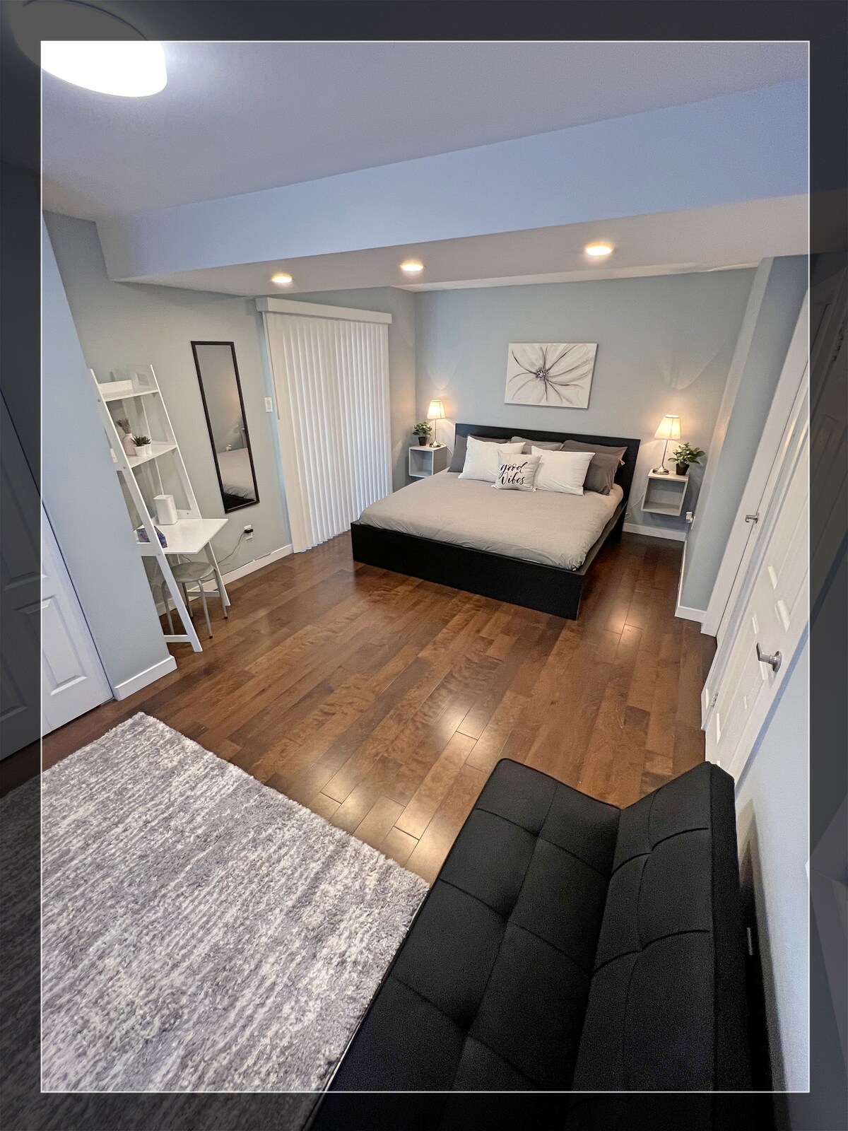 Veľmi priestranná hlavná spálňa s vlastnou kúpeľňou, vlastným balkónom, obytným priestorom s krbom a kancelárskym priestorom.