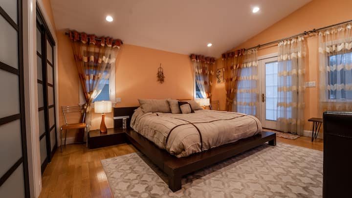 ชุดในฝัน: ห้องนอนใหญ่พร้อมเตียงคิงไซส์