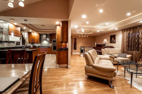 Explore Boston in style! Dream home, pool, sauna.