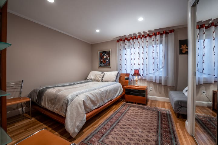 โรสสูท: ห้องนอนพร้อมเตียงควีนไซส์และโซฟาเดี่ยวแบบดึงออก