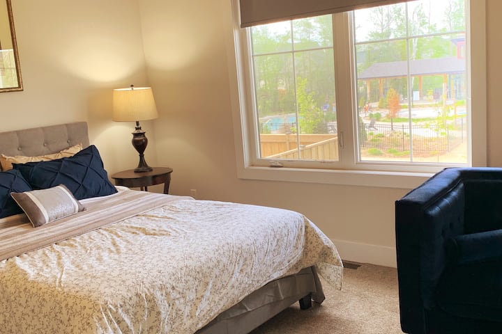 Მთავარი საძინებელი (გადაჰყურებს აუზს)