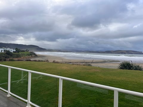 Beachfront Hector’s House in Curio Bay