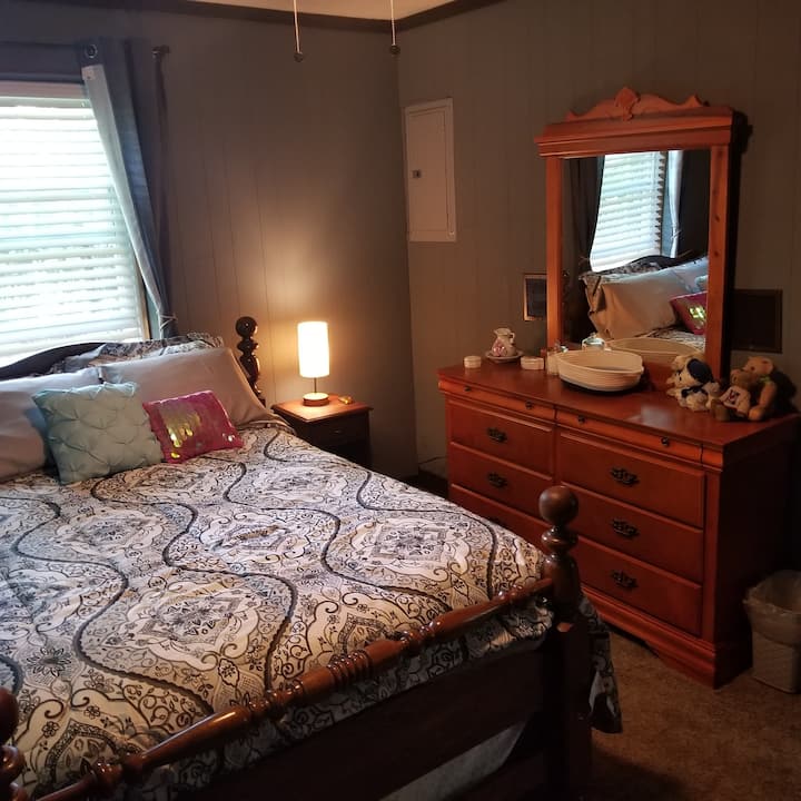 Chumba kikubwa cha kulala, kitanda imara cha malkia, mito ya kustarehesha, shuka laini, vivuli vyeusi......lala ndani.  Chaja ya kitanda, shabiki wa dari, A/C 