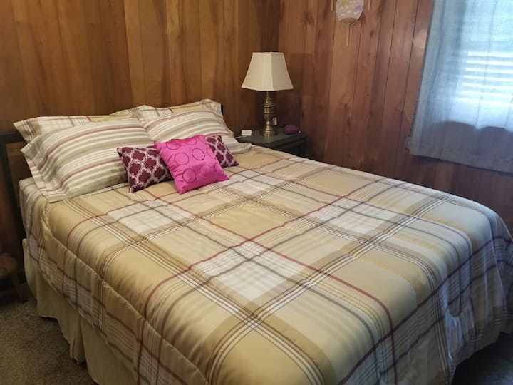 Bafuni ya pili pia ina kitanda kikubwa cha Malkia wa Soft, chaja ya kitanda, wafanyakazi wanaosoma taa, vivuli vyeusi.. Pumzika