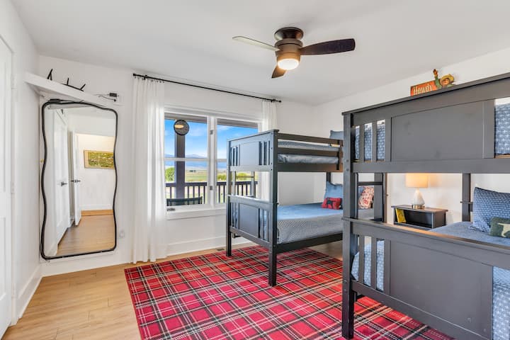 تحتوي الغرفة ذات الطابقين أيضًا على مرآة وخزانة كاملة الطول لحمل أمتعة إضافية أو رمي حذائك أو تعليق ملابسك.