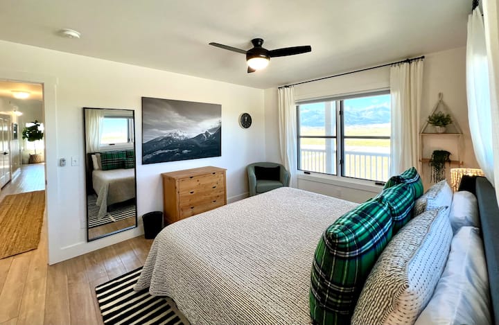 الغرفة الجبلية بسرير كبير وأكثر المناظر جمالًا. الاستيقاظ ، ورفع الستائر ، والزحف مرة أخرى على السرير ومشاهدة شروق الشمس يلقي توهجًا أحمر على سلسلة الجبال التي تكسب اسمها - جبال سانغري دي كريستو.