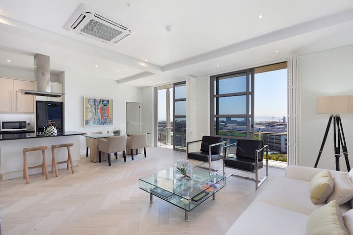 Luxurious Top Floor Apartment with Great Views
