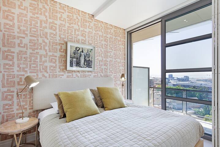 Luxurious Top Floor Apartment with Great Views gallery image 4