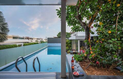 Isle view in pvt heated pool & breakfast.
