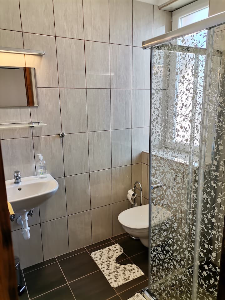 יד שנייה 1, חדר רחצה