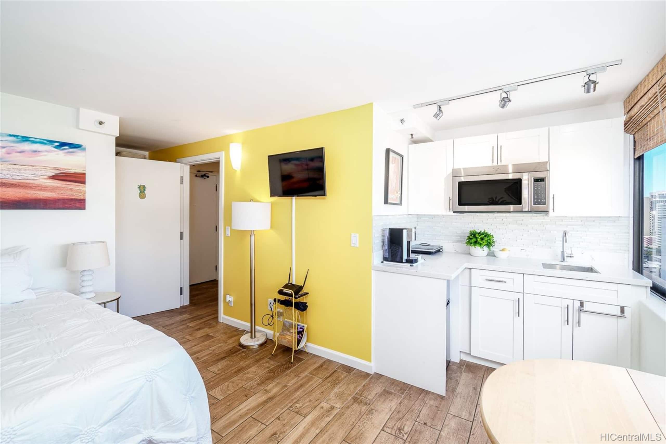 Condo in Honolulu · ★4.85 · 1 bedroom · 1 bed · 1 private bath - Image 4