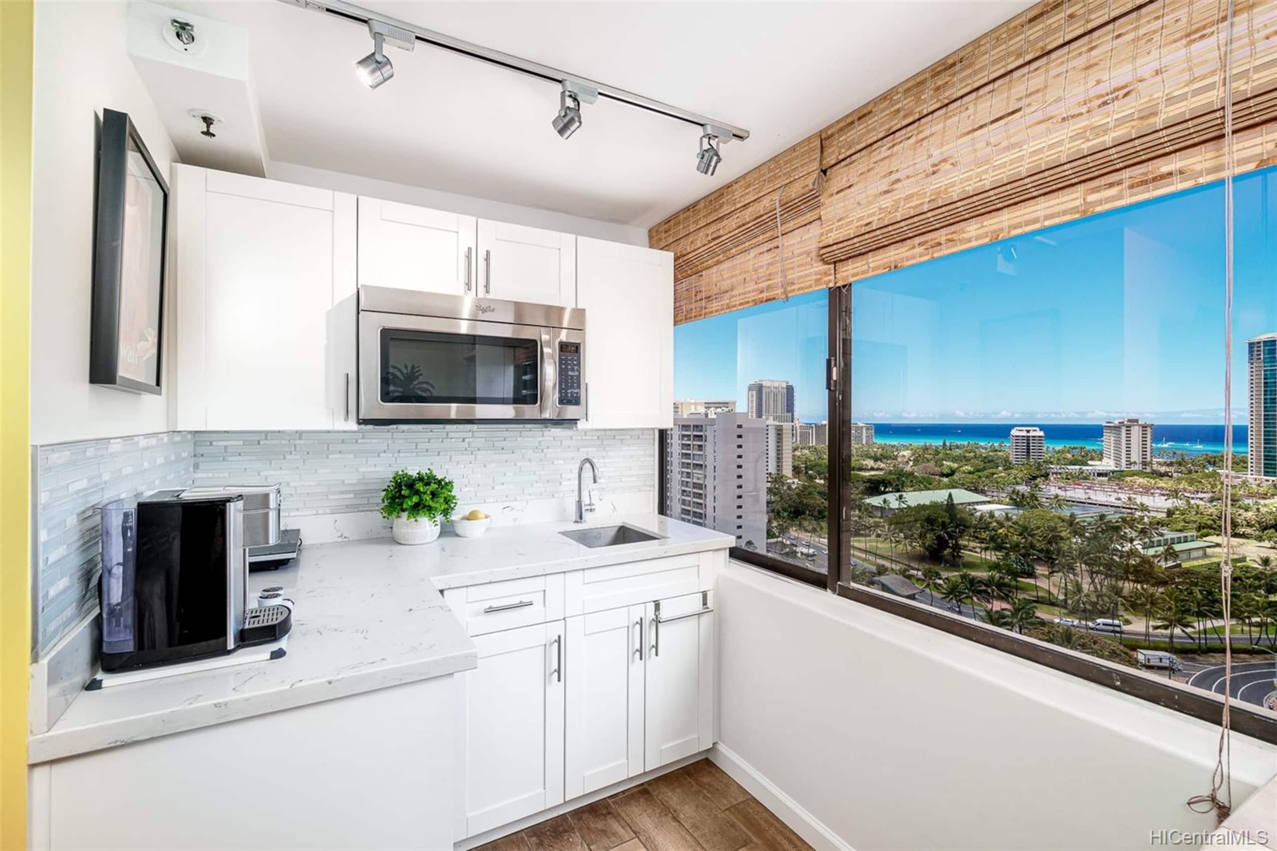 Condo in Honolulu · ★4.85 · 1 bedroom · 1 bed · 1 private bath - Image 1