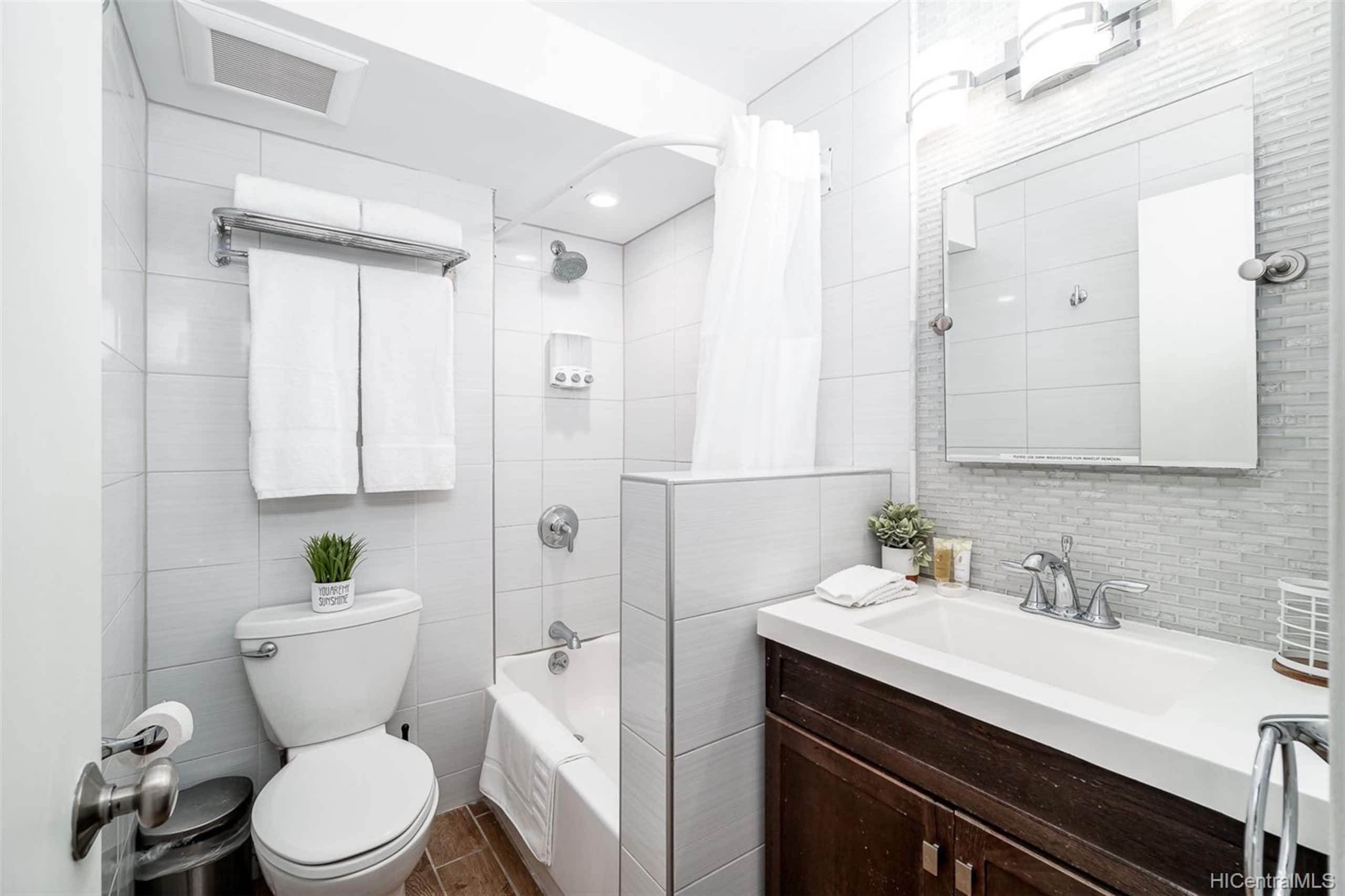 Condo in Honolulu · ★4.85 · 1 bedroom · 1 bed · 1 private bath - Image 3