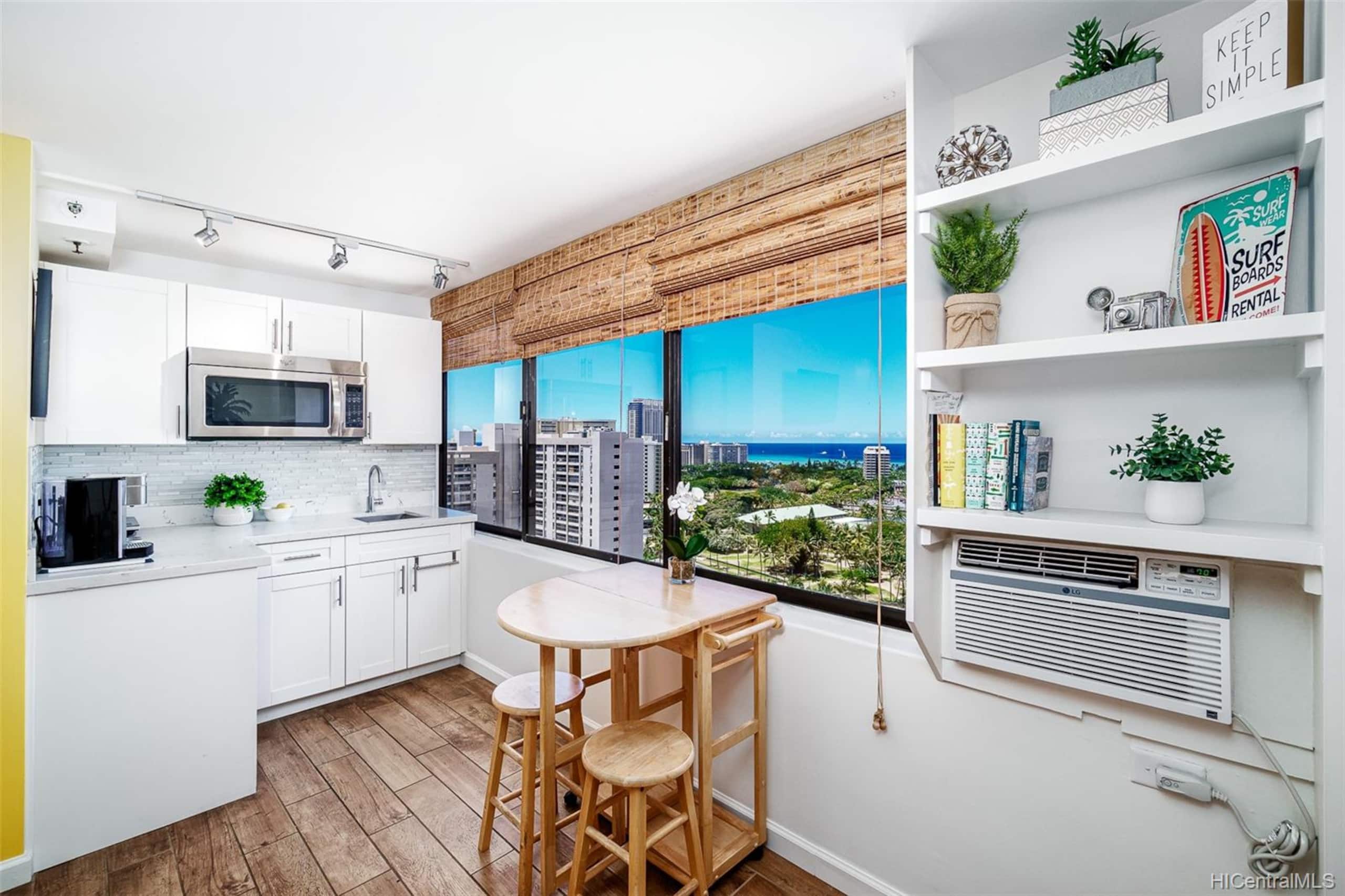 Condo in Honolulu · ★4.85 · 1 bedroom · 1 bed · 1 private bath - Image 6