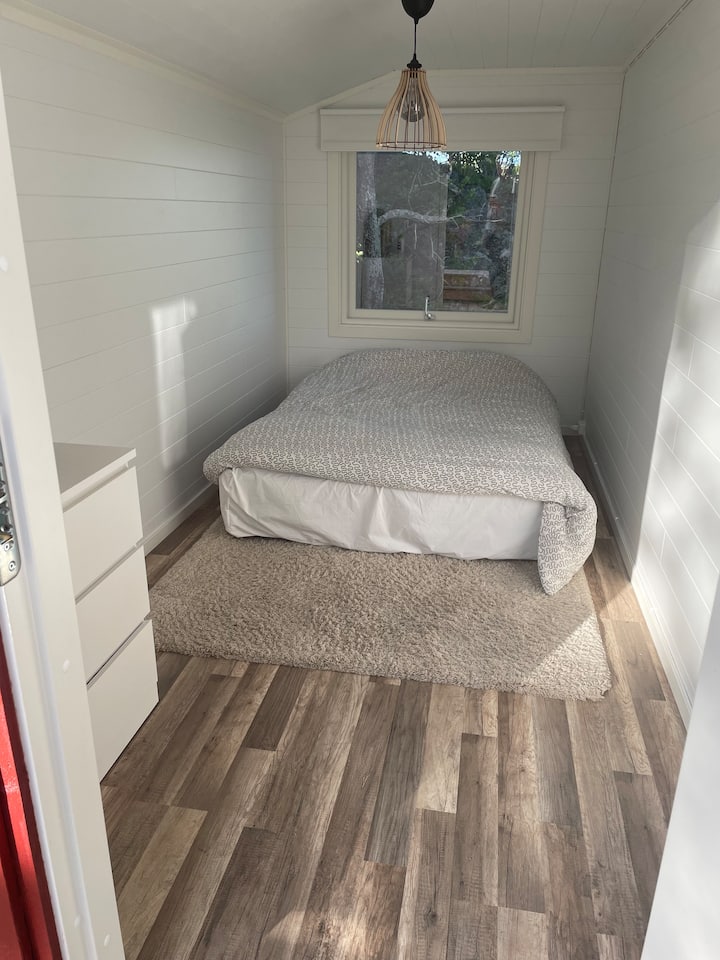 Dormitorio con entrada privada desde la terraza inferior. Con cama doble.