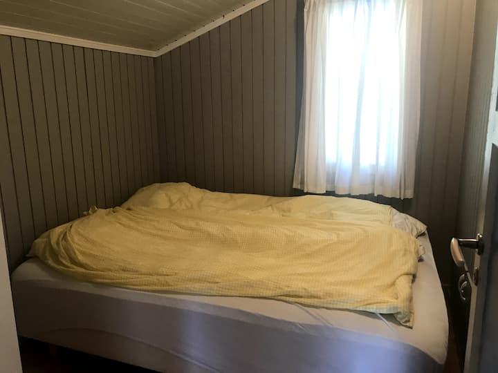 Dormitorio con una cama matrimonial.