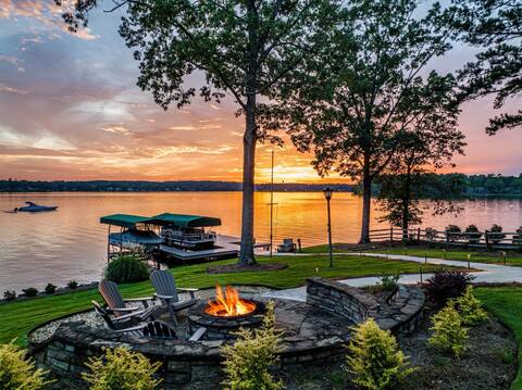 NEW Luxury Lakefront Home with Swim Dock & Hot Tub
