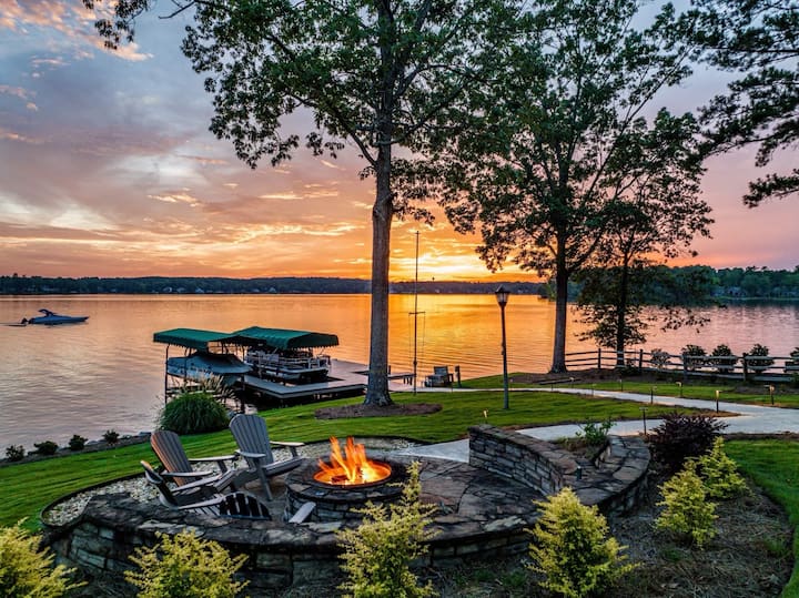 NEW Luxury Lakefront Home with Swim Dock & Hot Tub