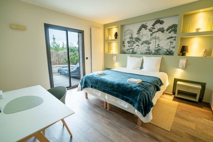 The Sauge Room: მთავარი ფლიგელი პირველ სართულზე სააბაზანოთი და საგარდერობო ოთახით 