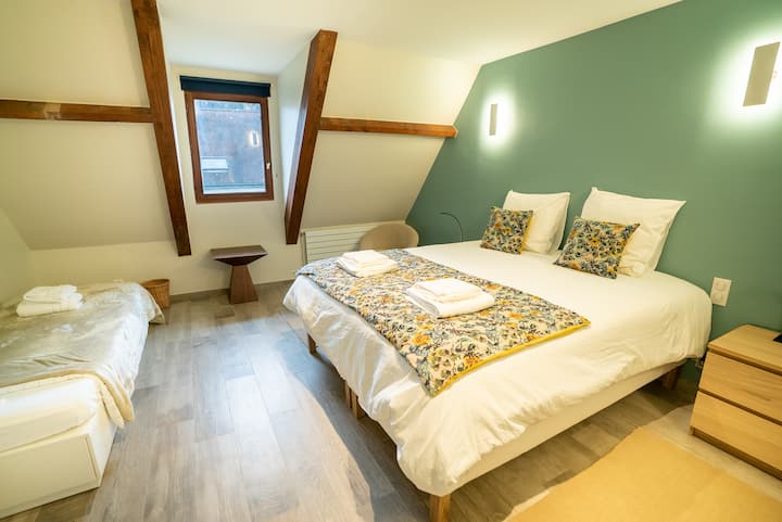 Საოჯახო ნომერი დიდი ზომის საწოლითა და ერთადგილიანი საწოლით