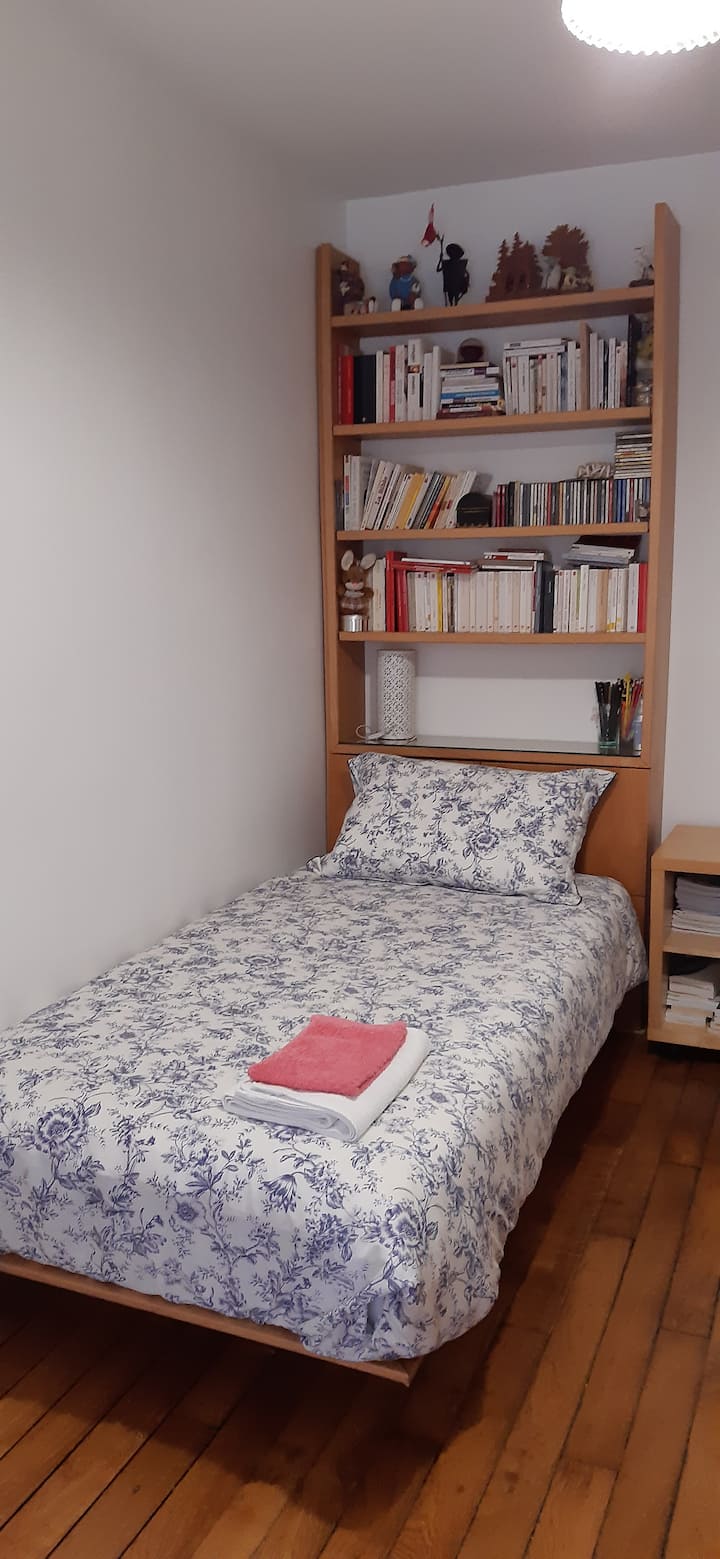 Dormitorio 2: cama de 90 cm, colchón nuevo cómodo, ropa de cama Descamps.