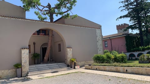 Popular Airbnb listing: Caterina Apartments -Appartamento N. 3 in Desenzano Del Garda