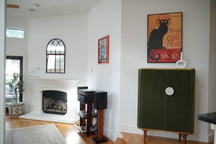 Austin 3-bedroom gem in the heart of S. Congress gallery image 2