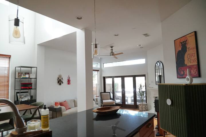 Austin 3-bedroom gem in the heart of S. Congress gallery image 3