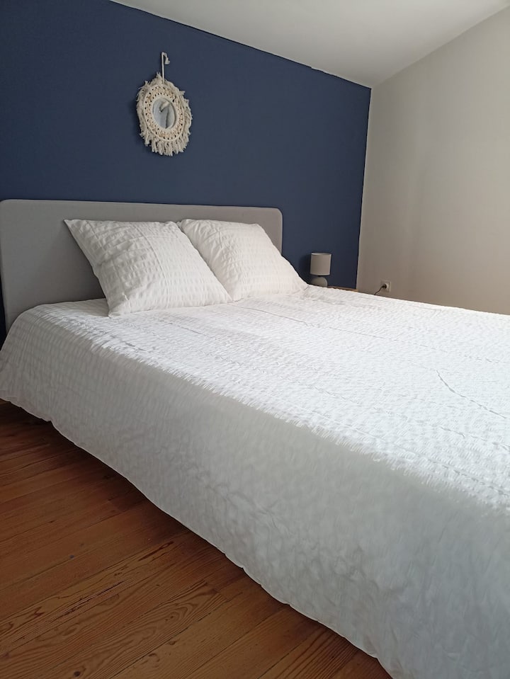 Táto prvá spálňa má manželskú posteľ 160 cm a novú a pohodlnú posteľnú bielizeň.
Táto izba je tiež veľmi svetlá vďaka svojmu dvojitému presklenému oknu.
Ideálne pre pár