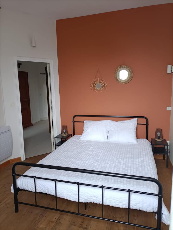 Apartmán dopĺňa tretia spálňa. 
K dispozícii je manželská posteľ veľkosti queen size 160 cm s dvoma nočnými stolíkmi a lampami, ako aj šatníková skriňa pre maximálny úložný priestor a staromódne okno.