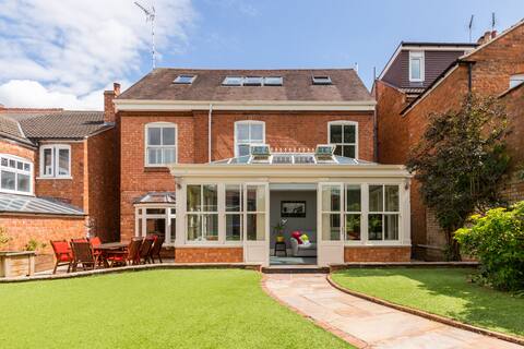 Spacious 4Bed Home in Kenilworth with Parking