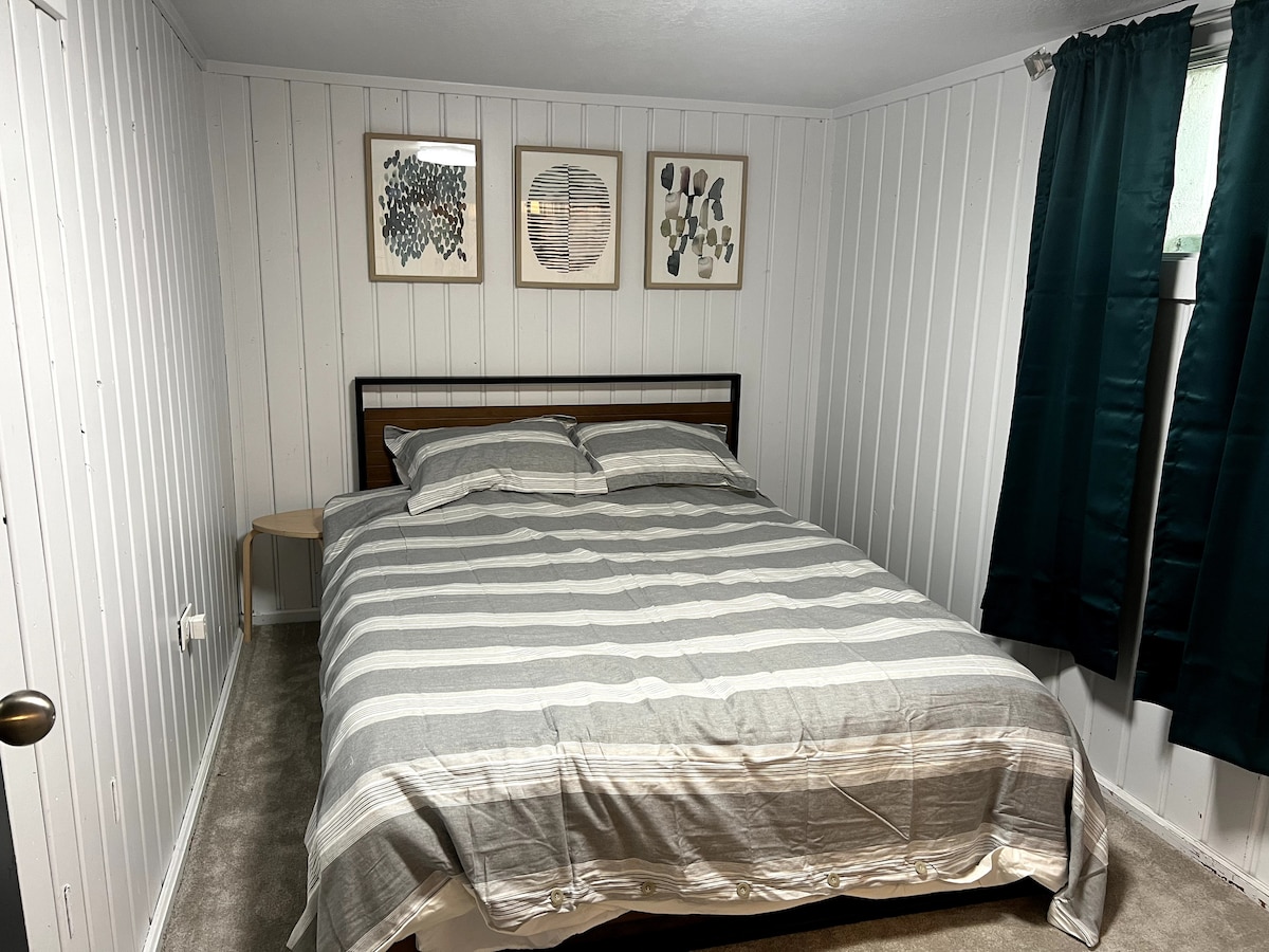 Vlastná spálňa na prízemí s manželskou posteľou veľkosti Queen