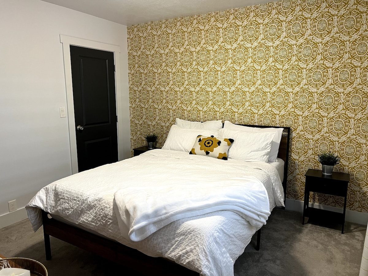 Primárna spálňa s manželskou posteľou veľkosti Queen