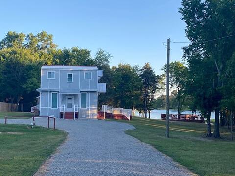 Beautiful 4 bedroom house with amazing lake views