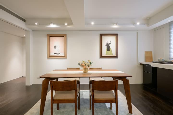 Una oportunidad para que aprecies las réplicas de edición limitada muy solicitadas de Sanyu que se muestran en todo el apartamento.